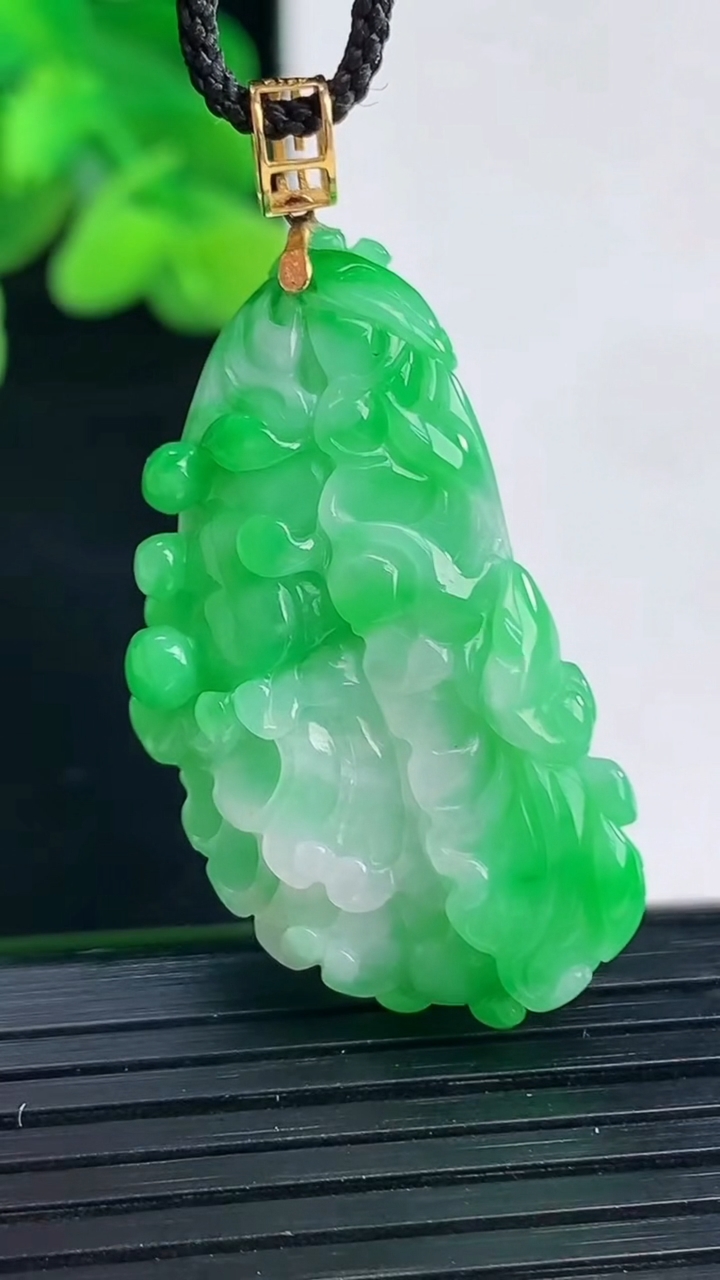 天然A货翡翠白菜吊坠尺寸37-20.2-10.5重量:11.39g
4月12日