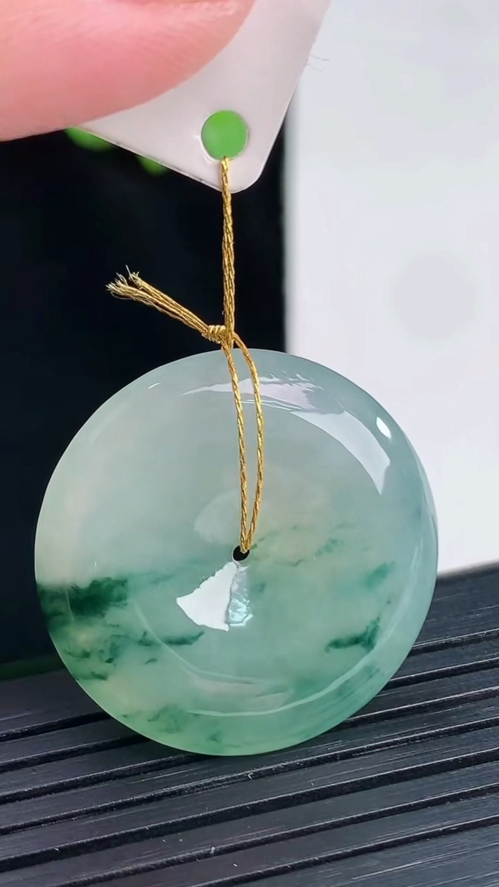 天然A货翡翠冰种飘花平安扣吊坠，尺寸28-6重量:9.66g
4月12日