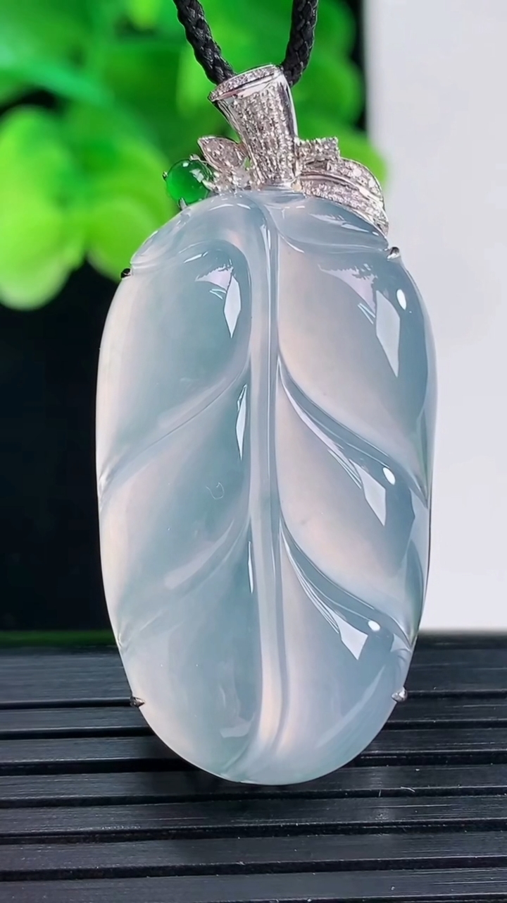 天然A货翡翠种紫罗兰金枝玉叶 叶子吊坠尺寸44-36.3-20.8-8.9重量:10.15g
4月1