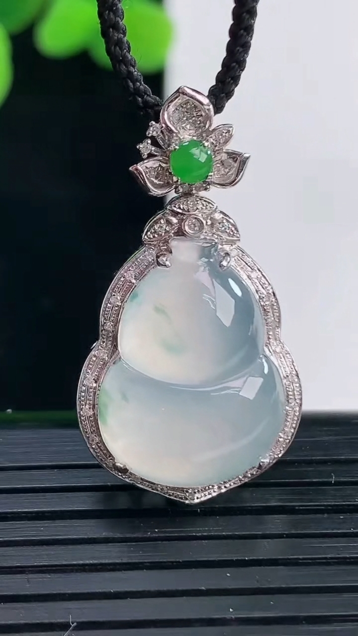 天然A货翡翠种飘花葫芦吊坠尺寸32.2-17.9-8.4裸石19.5-14.5重量:5.00g
4月12日