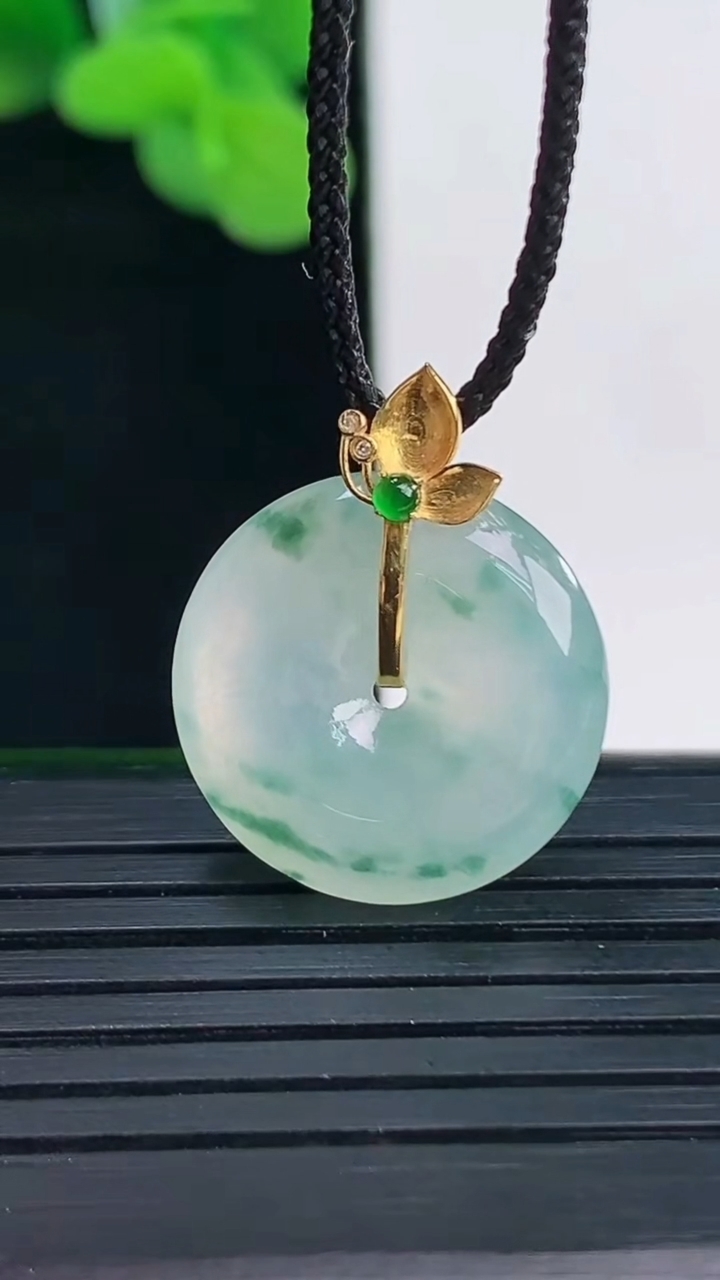 天然A货翡翠种飘花平安扣吊坠尺寸18-4.3重量:3.41g
4月12日