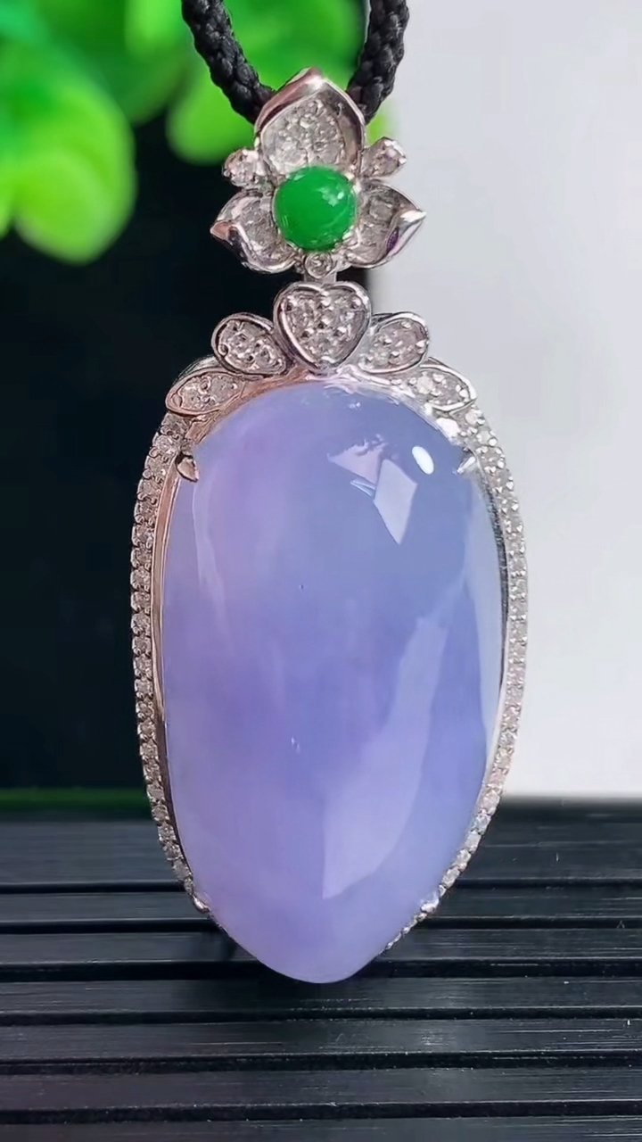 天然A货翡翠18K金紫罗兰福瓜吊坠尺寸41.5-18.3-13.1裸石27.8-14.8重量:9.46g
4月12日