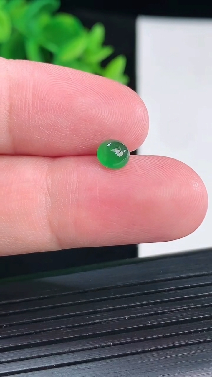 天然A货翡翠蛋面镶嵌件，尺寸5.5-3重量:0.19g
4月12日