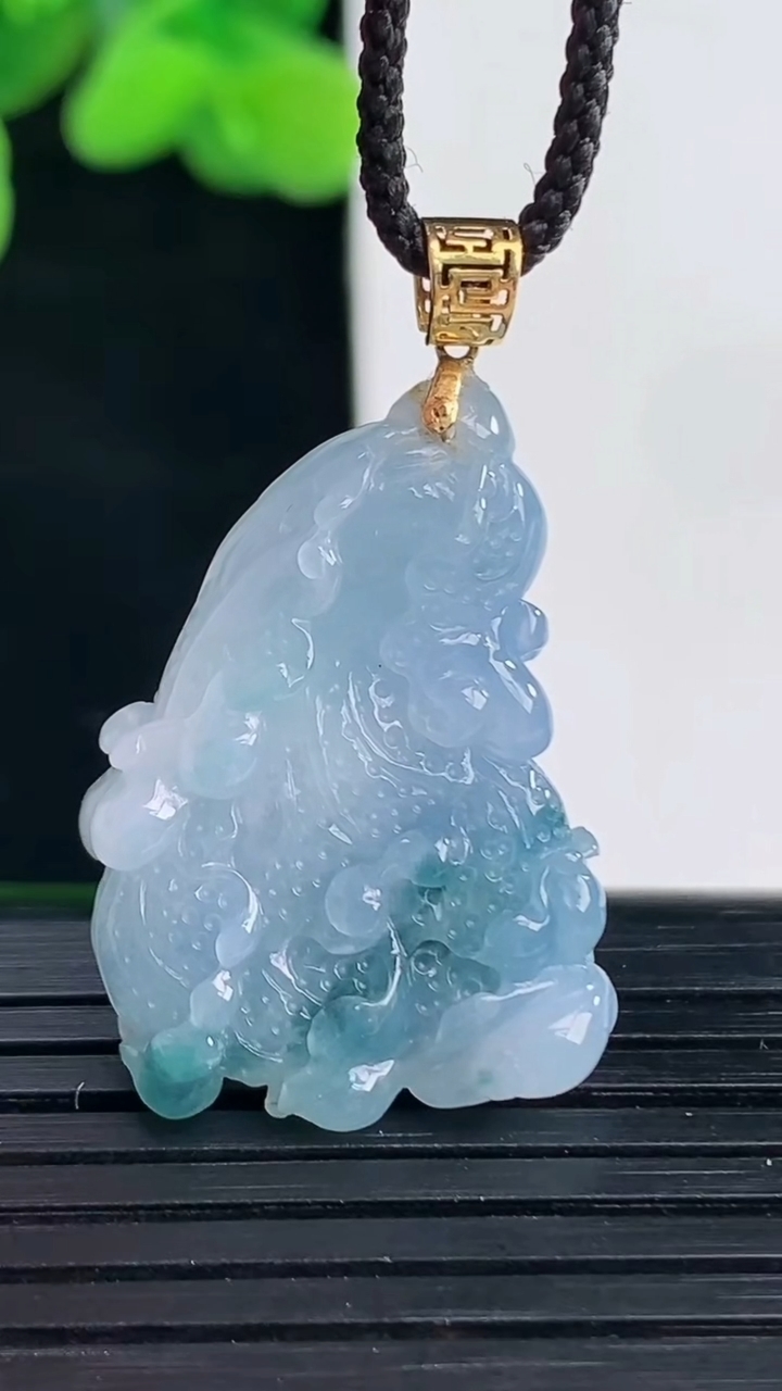 天然A货翡翠18K金紫罗兰飘花白菜吊坠尺寸27.6-19.2-8.4重量:7.22g
4月12日