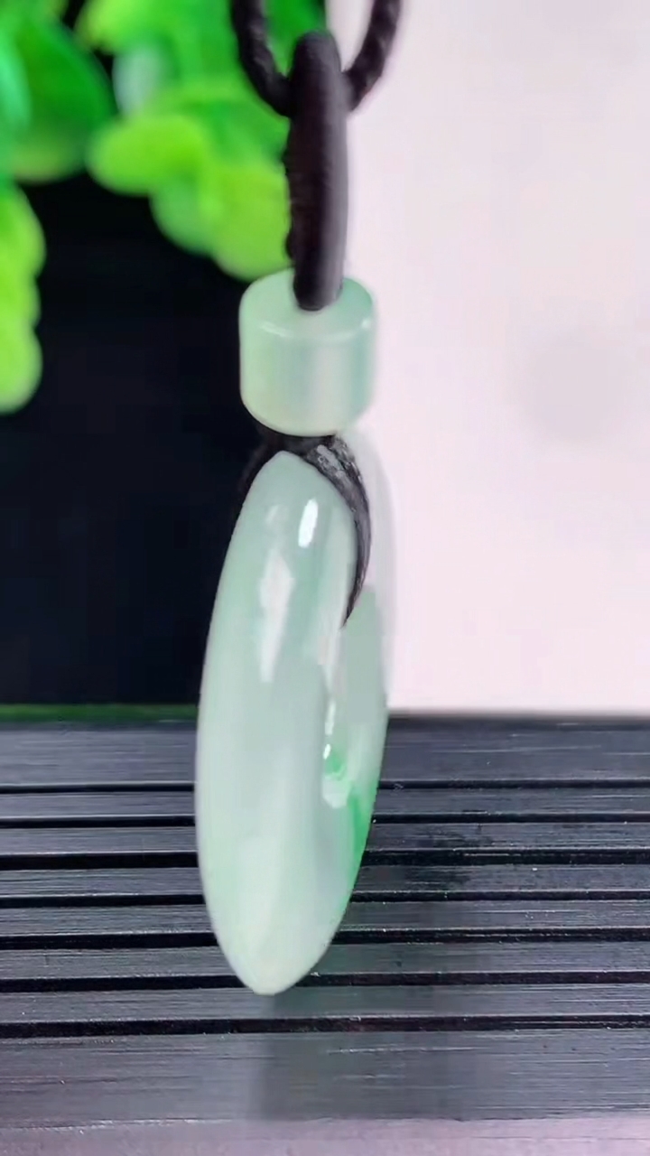 天然A货翡翠平安环吊坠尺寸26-4.7重量:7.16g
4月12日