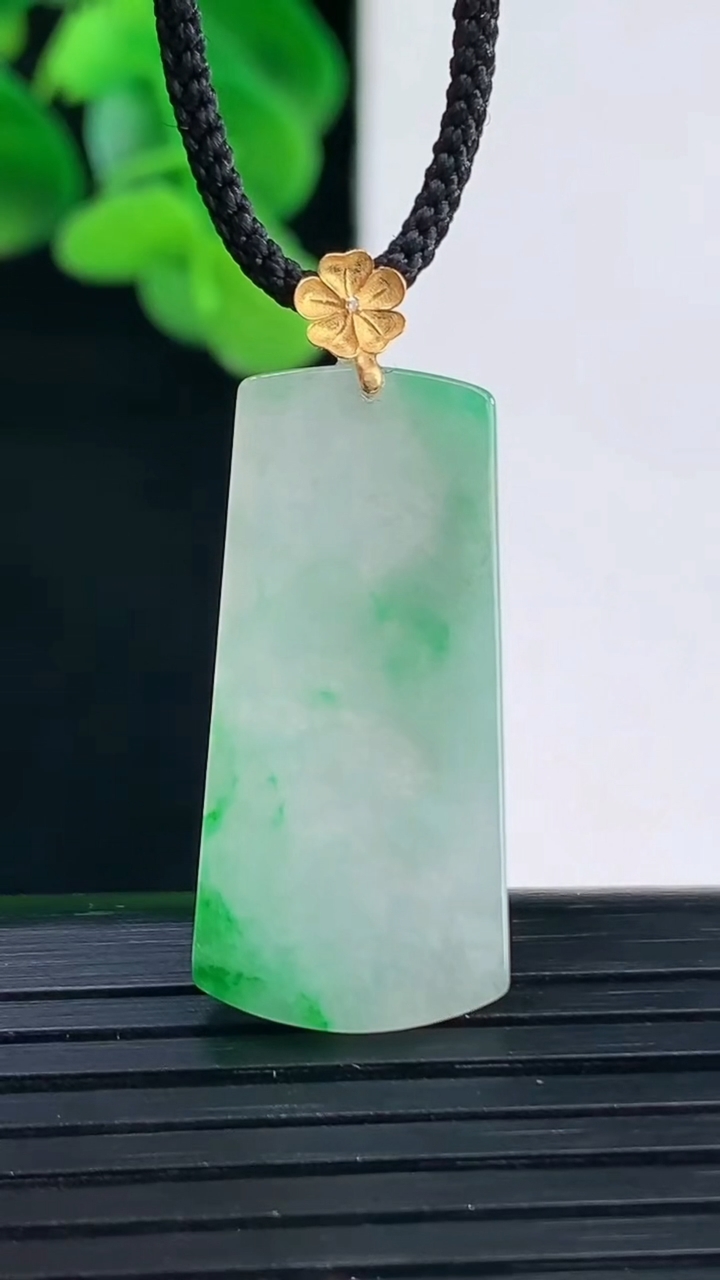 天然A货翡翠无事牌吊坠尺寸34.4-13.7-3.8重量:3.26g
4月12日