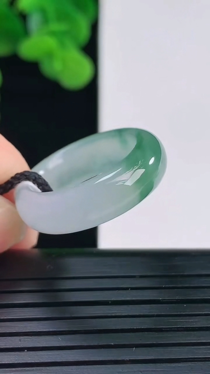 天然A货翡翠飘花指环戒指尺寸17.1-6.4-3.7重量:4.83g2026年4月12日
工厂直销收藏佳品,种好水足，色泽均匀，有种有色，上手高大气！