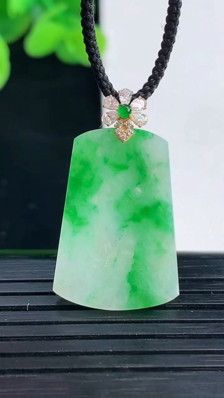 天然A货翡翠无事牌吊坠尺寸31.1-17.4-2.3重量:2.99g
4月12日