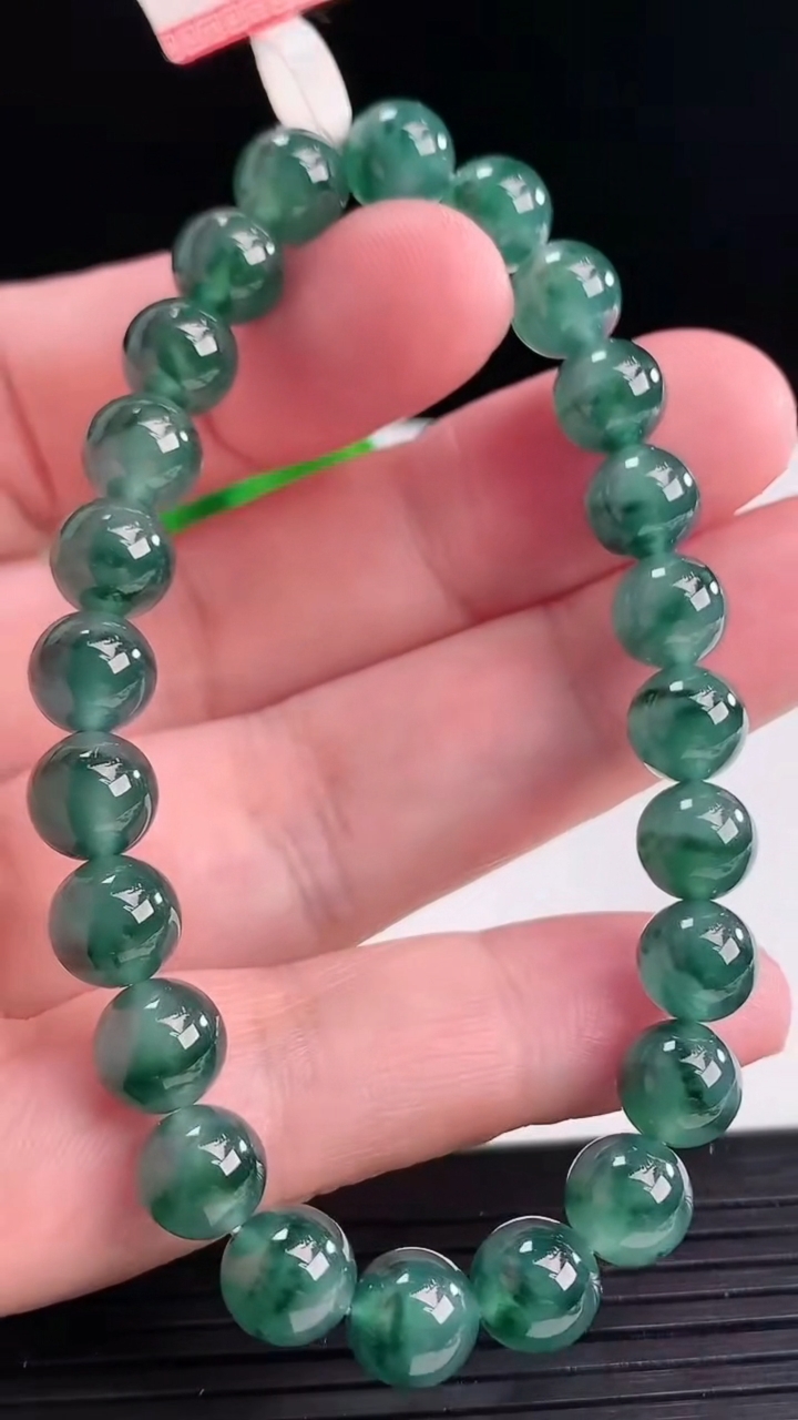天然A货翡翠飘花圆珠手串，尺寸8-24颗重量:20.50g4月12日
工厂直销收藏佳品,种好水足，色泽均匀，有种有色，上手高大气！