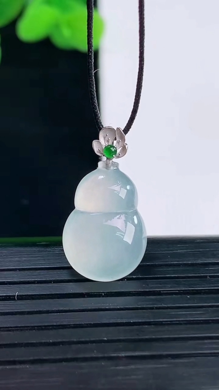 天然A货翡翠种白冰葫芦吊坠尺寸20.7-11.2-4.2重量:1.33g
4月12日