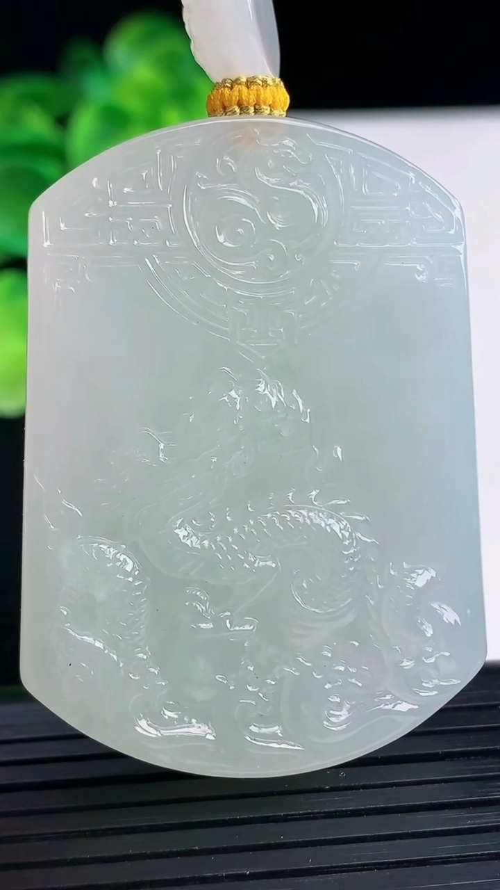 天然A货翡翠龙牌吊坠尺寸52.5-38.1-9.5重量:56.81g
4月12日