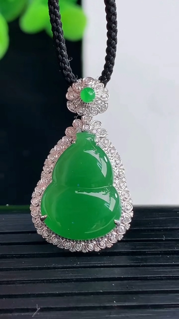 天然A货翡翠葫芦吊坠尺寸29.2-17-8.5裸石17.2-12.8重量:3.59g
4月12日