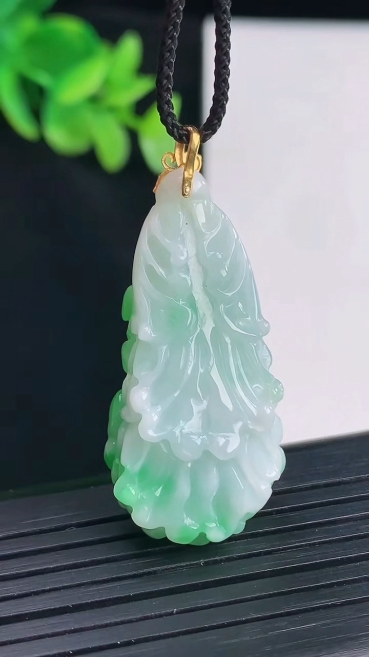 天然A货翡翠白菜吊坠，尺寸37-17-9重量:8.87g
4月12日