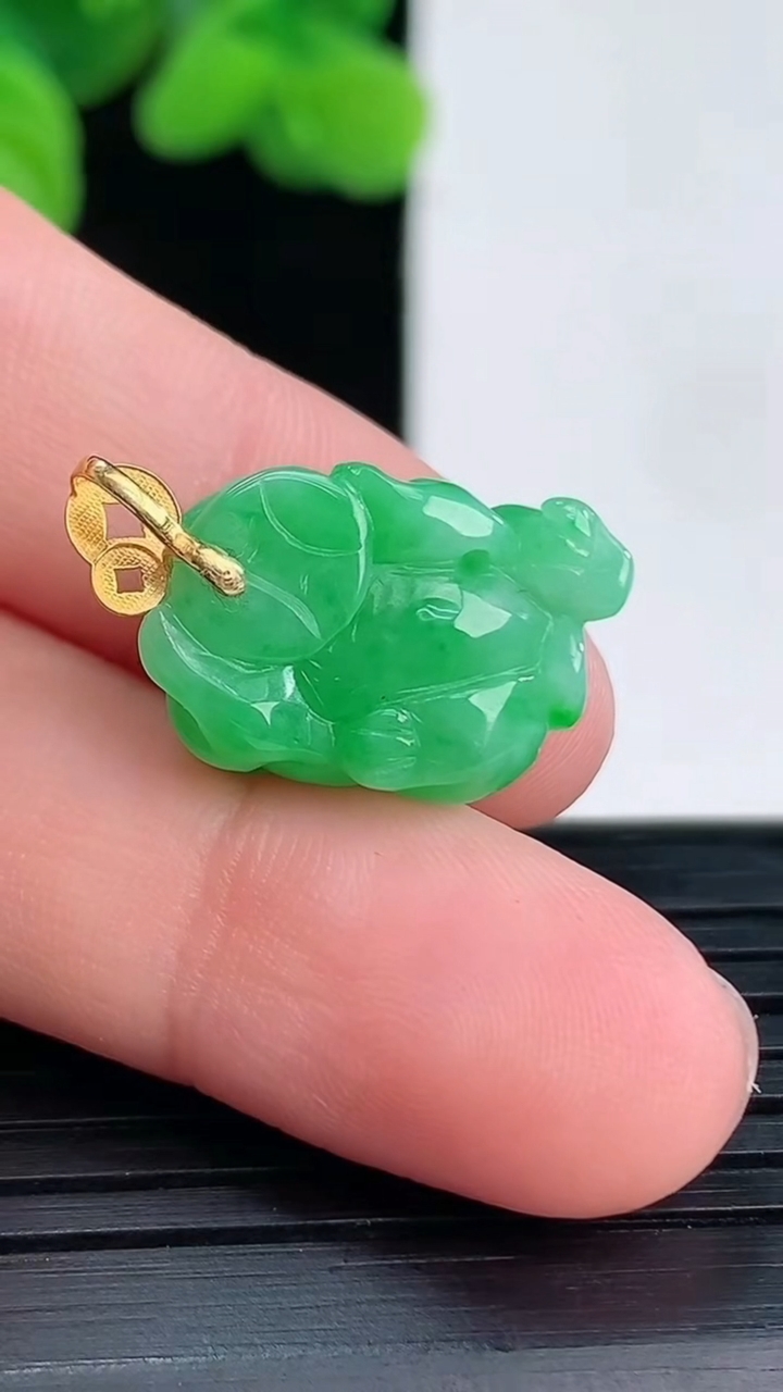 天然A货翡翠貔貅吊坠尺寸18.3-10.5-7.5重量:3.38g
4月12日