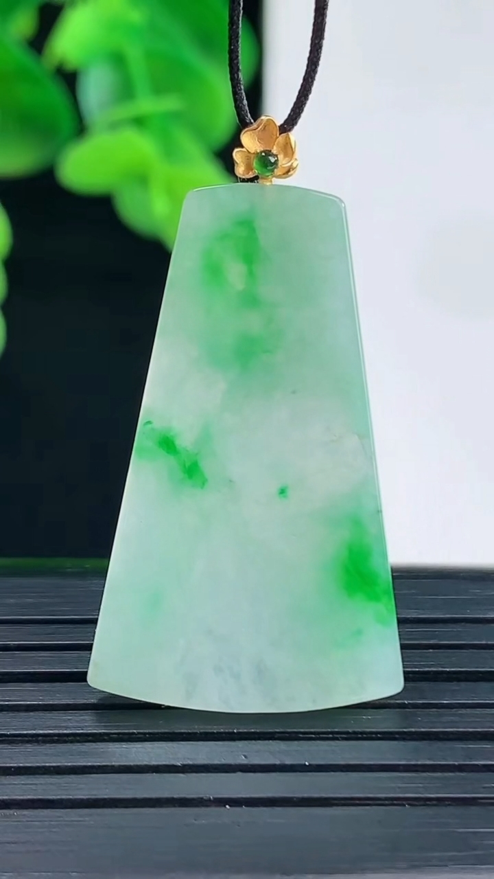 天然A货翡翠无事牌吊坠尺寸37.4-20-2重量:4.35g
4月12日