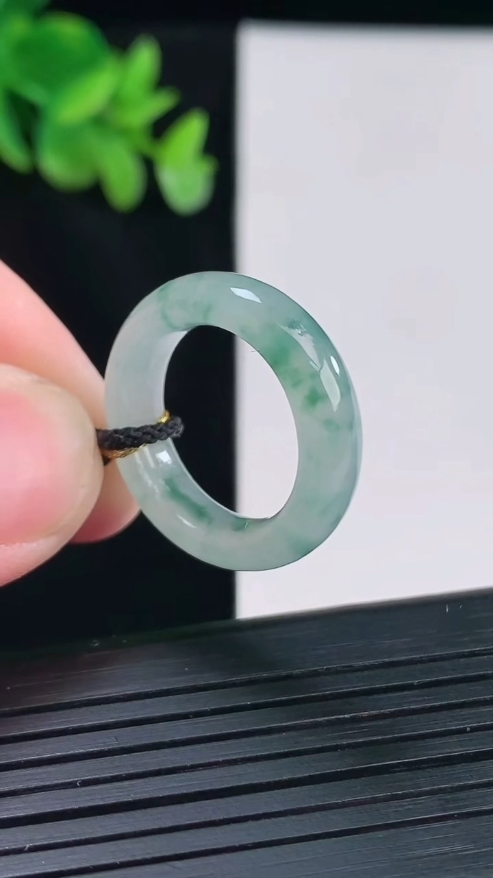 天然A货翡翠飘花素面玉指环 戒指，尺寸16.6-6-4重量:4.08g2026年4月12日
工厂直销