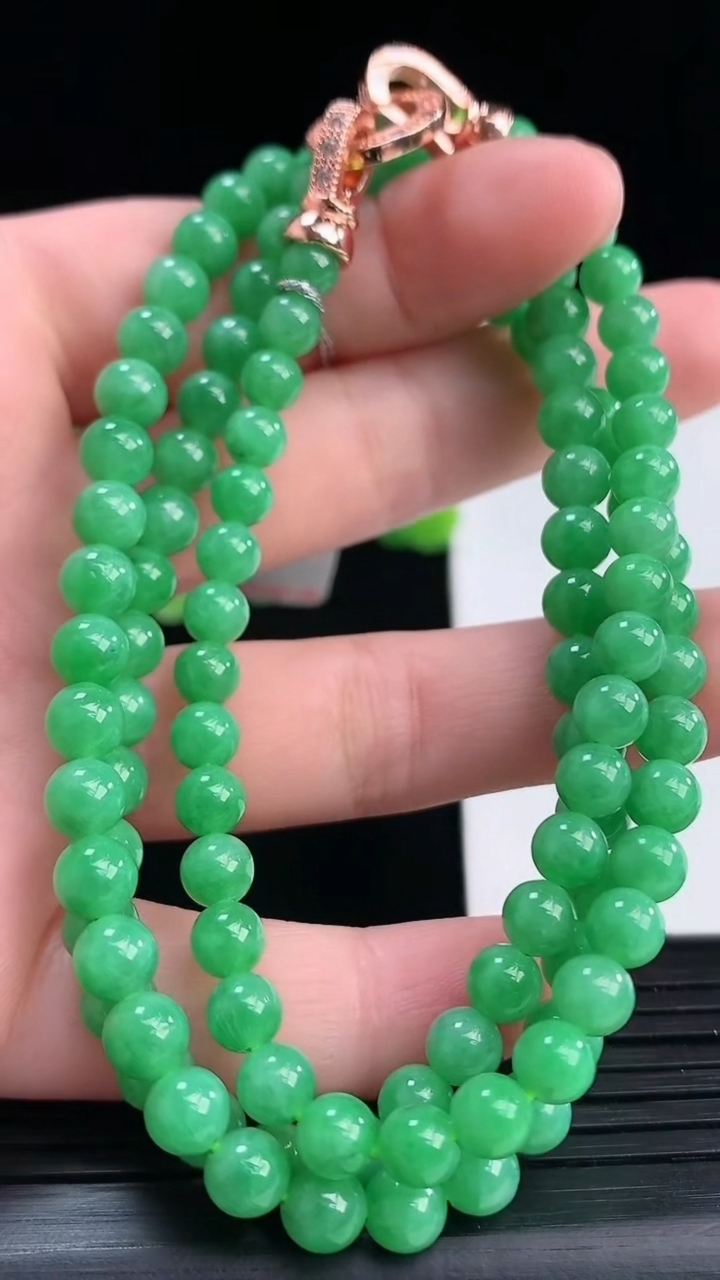 天然A货翡翠圆珠项链尺寸5.5-110颗重量:31.76g
4月12日