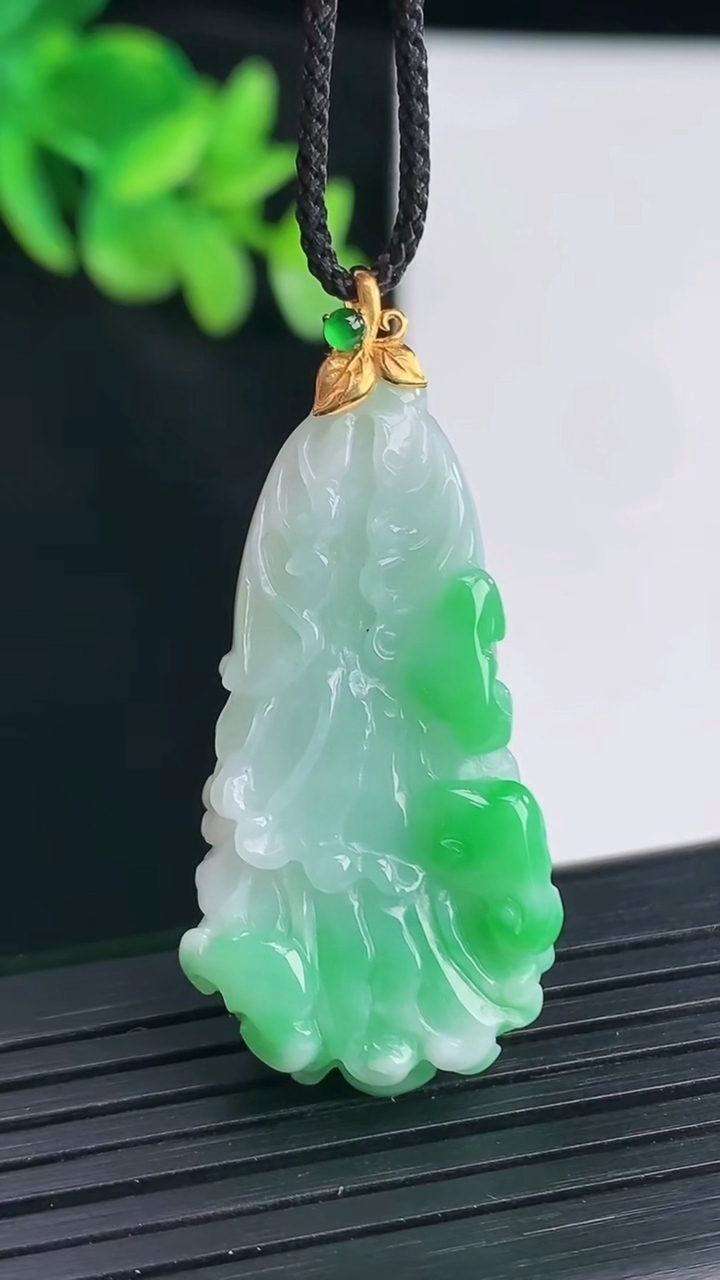天然A货翡翠白菜吊坠，尺寸37-17-9重量:8.87g
4月12日