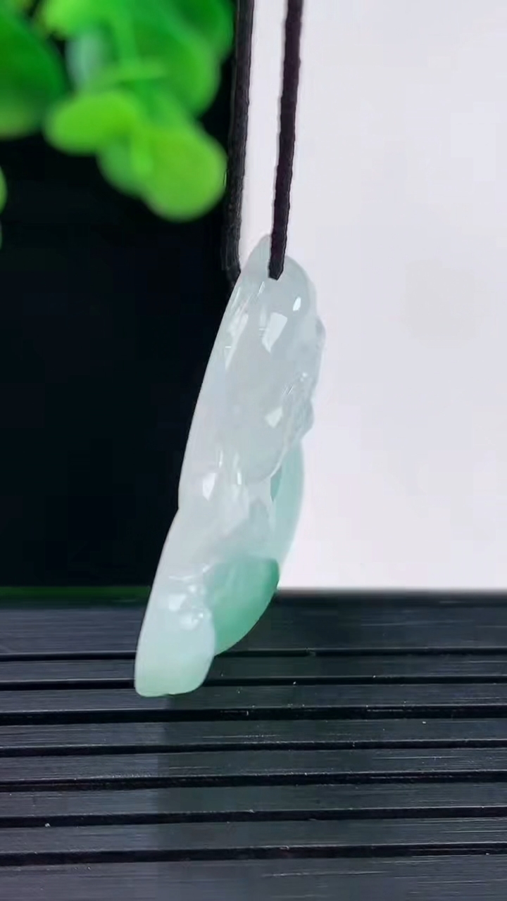 天然A货翡翠佛公吊坠尺寸29-31-5.6重量:7.42g
4月12日