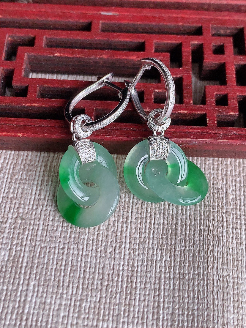 天然A货翡翠18K金伴钻镶嵌飘阳绿平安环环环相扣耳坠 
尺寸11.8-2mm 重量4.26g 0410