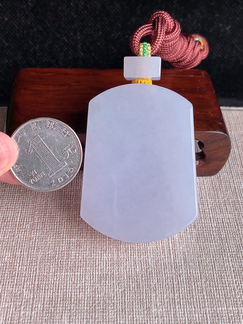 天然A货翡翠无事牌吊坠 
尺寸53.8-39.5-12.4mm 重量83.08g 0411