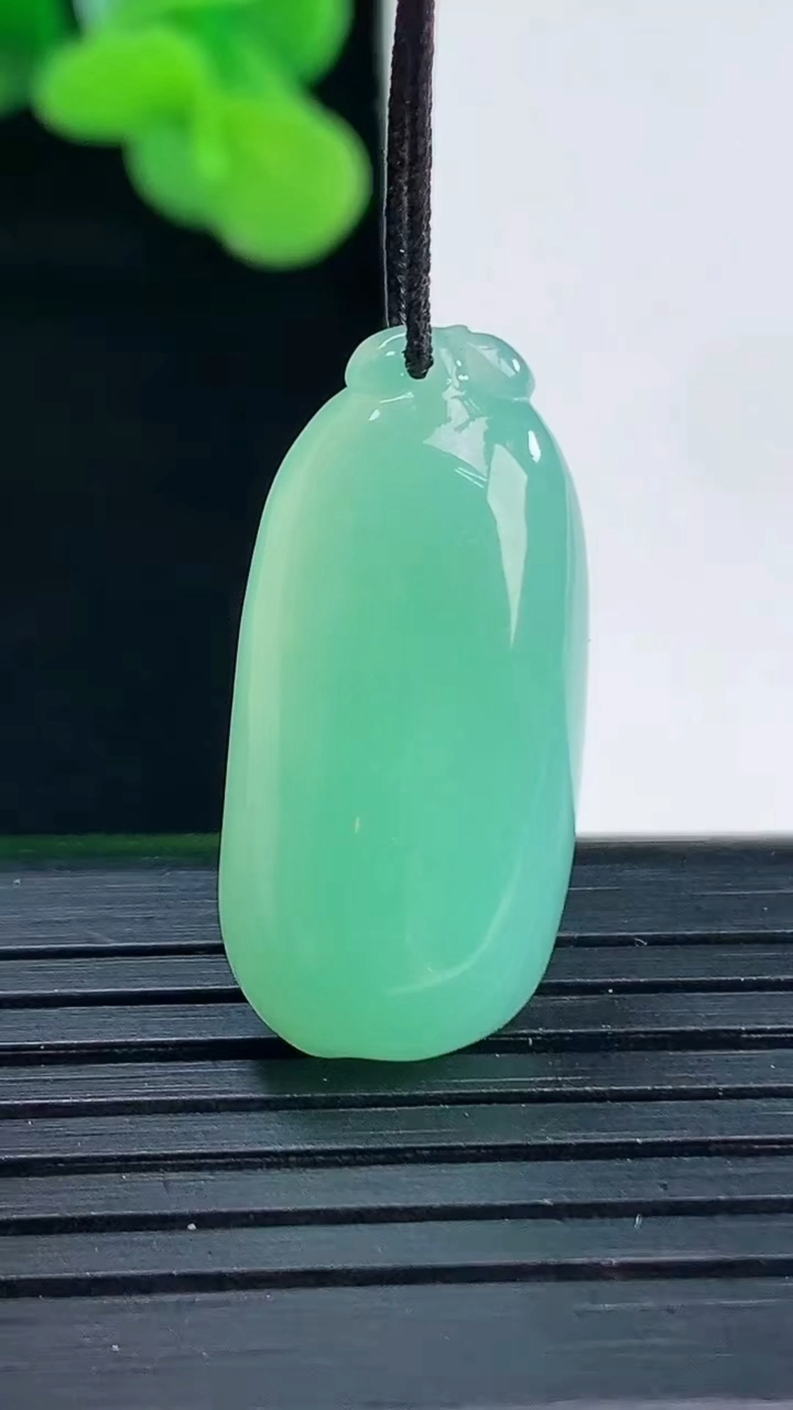 天然A货翡翠福瓜吊坠尺寸26.5-12.8-5.9重量:4.53g
4月12日