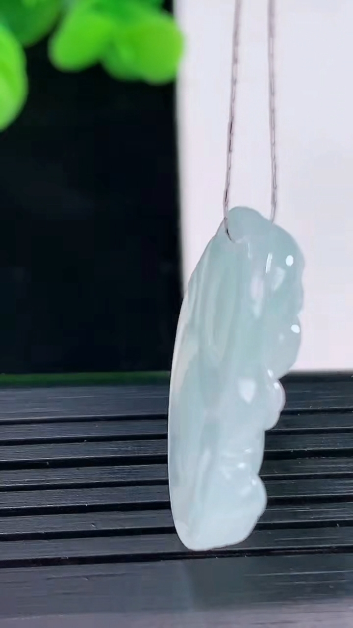 天然A货翡翠佛公吊坠尺寸25.8-27.9-5.9重量:7.00g
4月12日