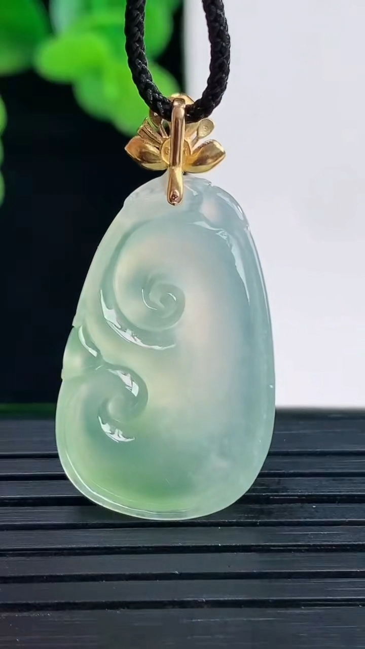 天然A货翡翠如意吊坠尺寸33.9-17.1-4.8重量:5.11g
4月12日