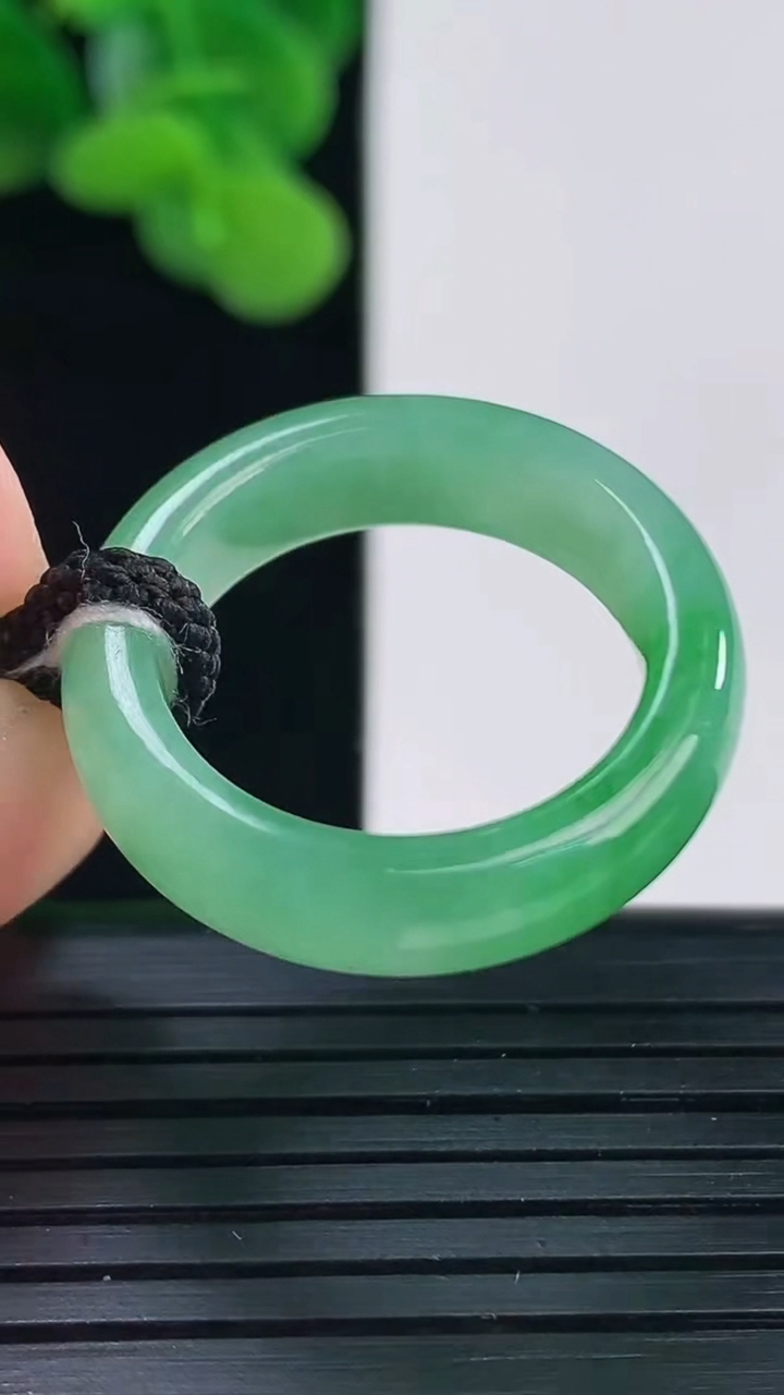 天然A货翡翠指环戒指尺寸18.2-5.7-3.7重量:4.52g2026年4月12日
工厂直销收藏佳品,种好水足，色泽均匀，有种有色，上手高大气！