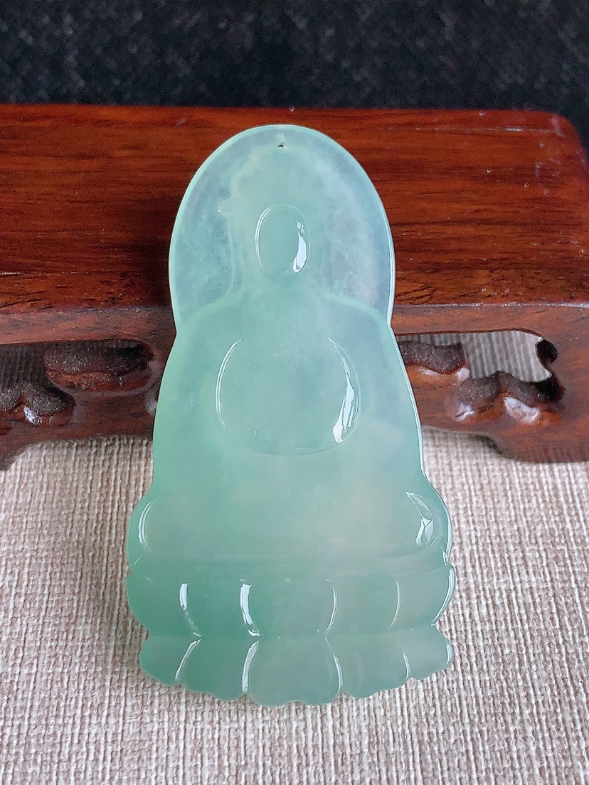 天然A货翡翠晴水观音吊坠 
尺寸54.3-34.4-5.8mm 重量16.68g 0411