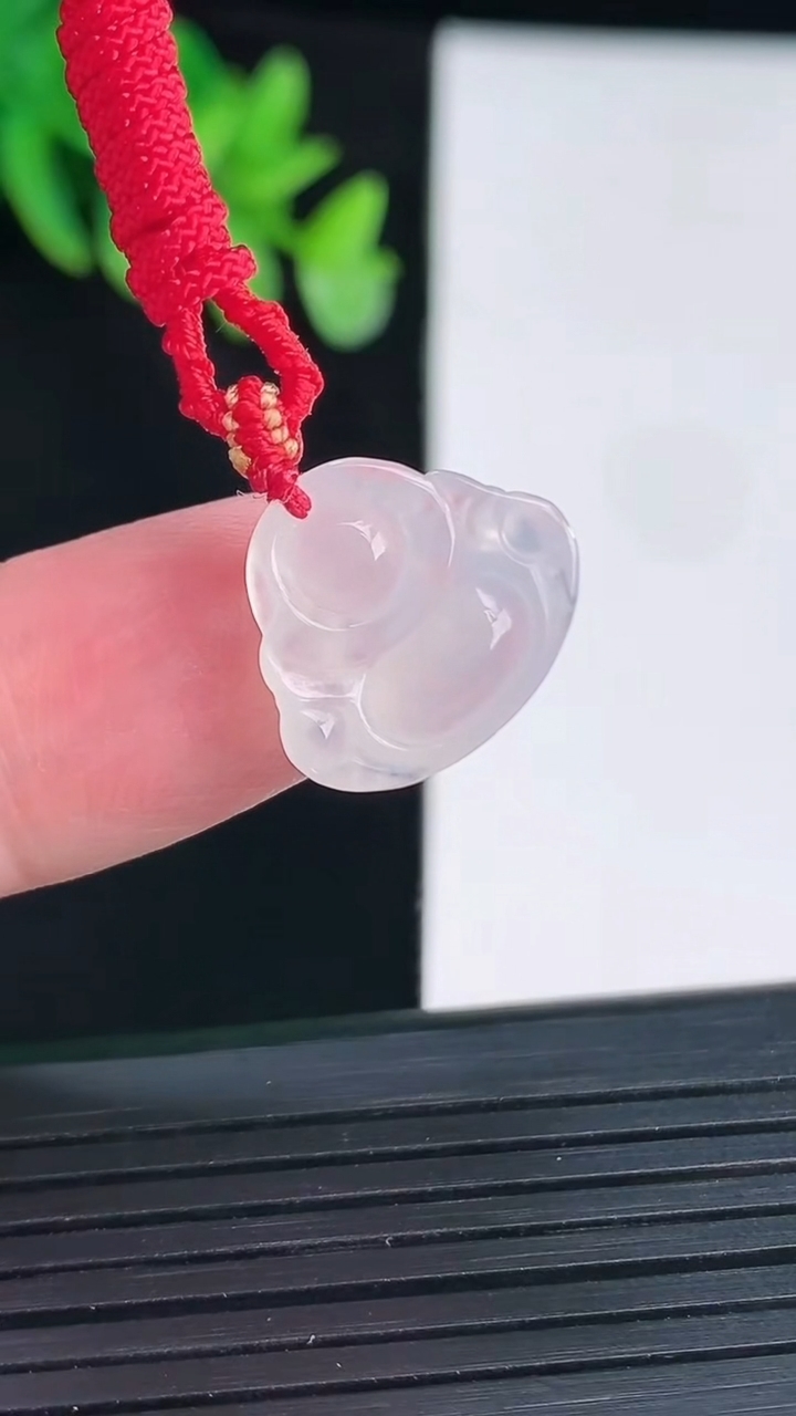 天然A货翡翠佛公吊坠，尺寸13.5-15.6-5.2重量:2.06g
4月12日