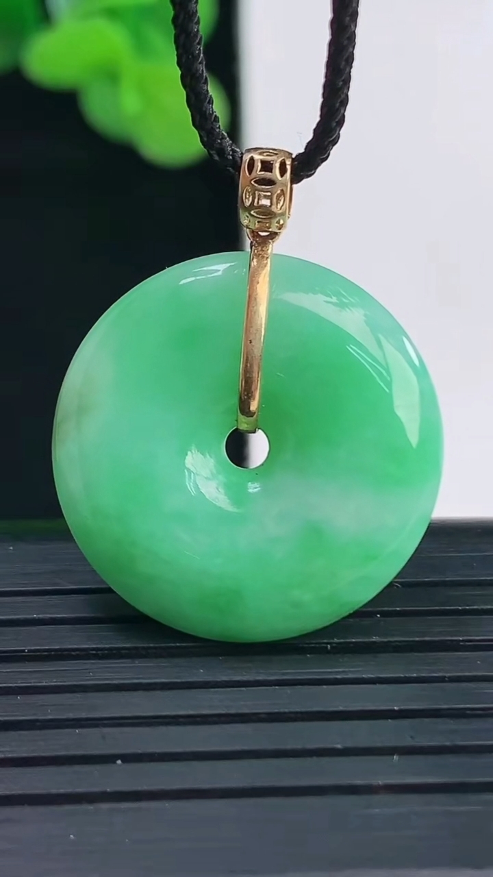 天然A货翡翠平安扣吊坠尺寸23-5重量:6.07g
4月12日