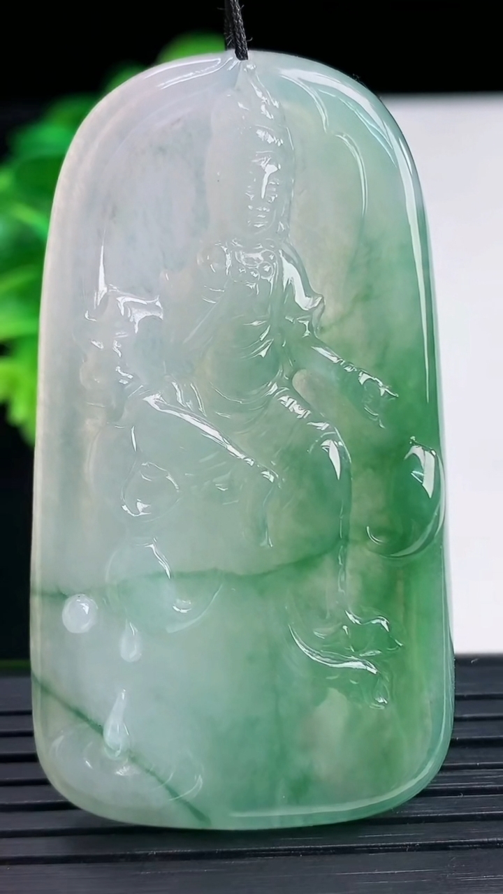 天然A货翡翠观音菩萨吊坠尺寸62.6-34.4-5.4重量:25.02g
4月12日