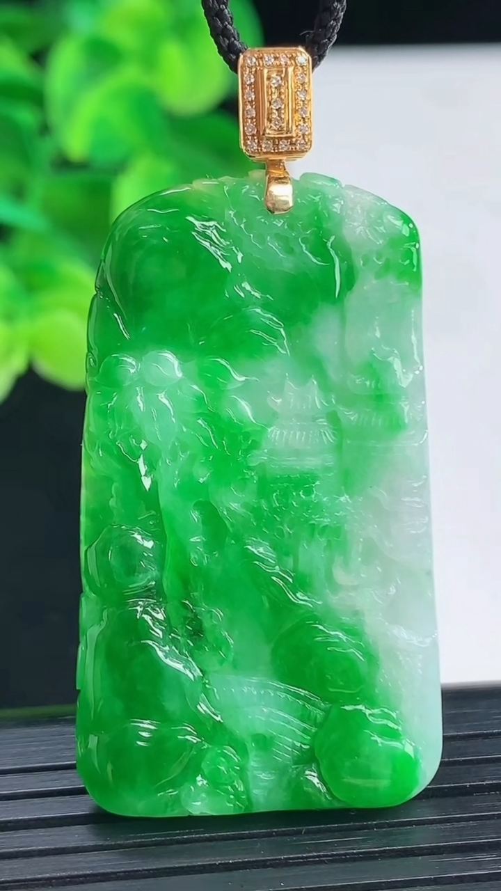 天然A货翡翠山水牌吊坠尺寸54.3-25.2-4.5重量:13.57g
4月12日