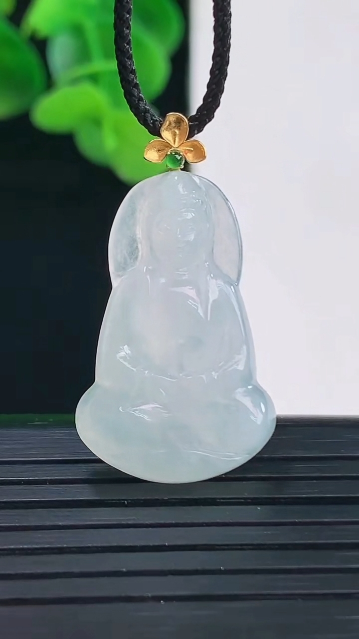 天然A货翡翠种白冰观音菩萨吊坠尺寸31.7-17.3-3.6重量:3.20g
4月12日