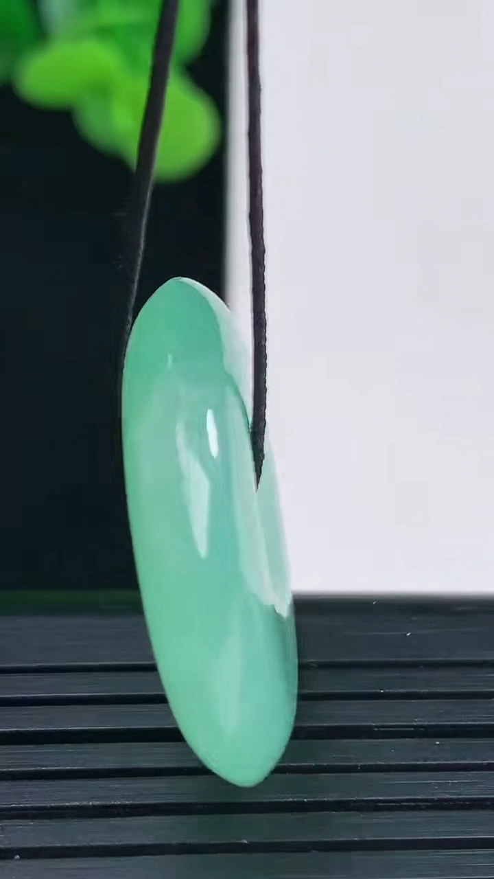 天然A货翡翠平安扣吊坠尺寸27.2-5.9重量:9.64g
4月12日