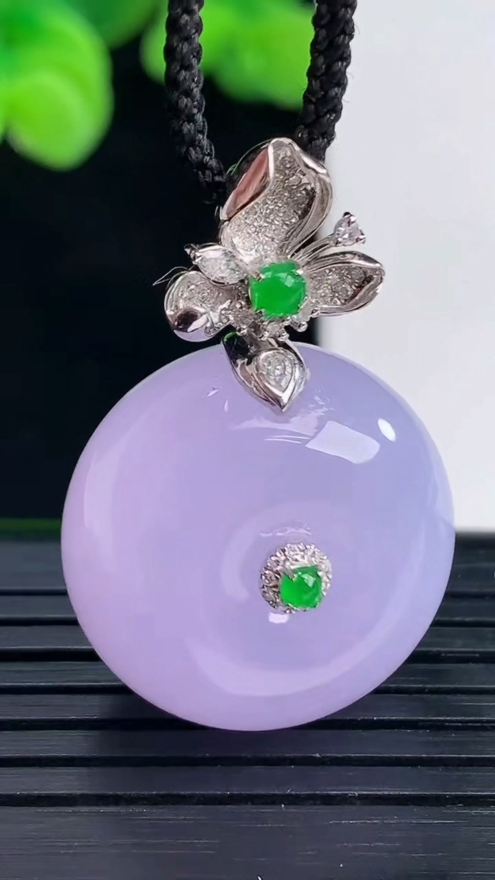 天然A货翡翠18K金紫罗兰平安扣吊坠尺寸32.1-22.1-13.3重量:15.21g
4月12日