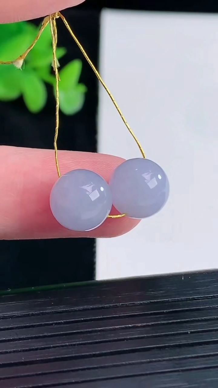 天然A货翡翠紫罗兰圆珠吊坠一对 尺寸10重量:3.46g
4月12日