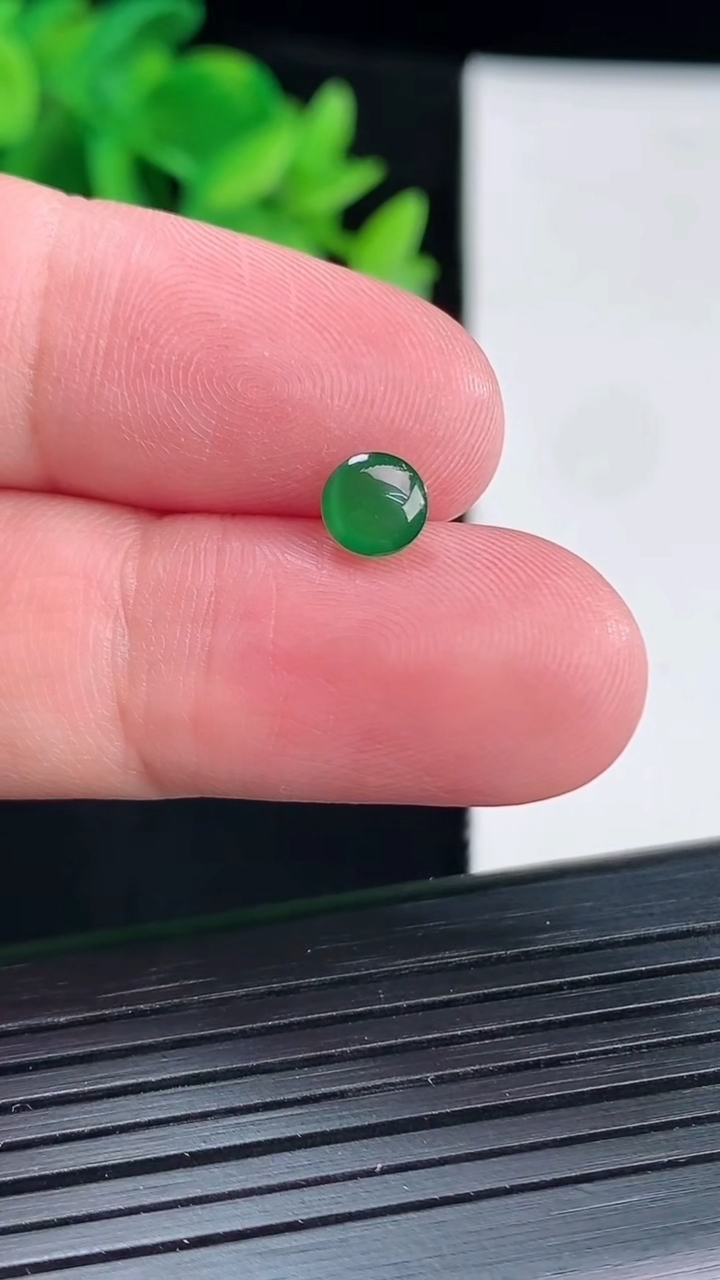 天然A货翡翠蛋面镶嵌件，尺寸5.5-3重量:0.19g
4月12日