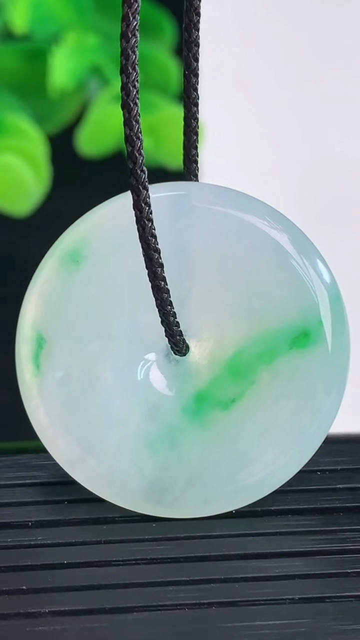 天然A货翡翠平安扣吊坠尺寸31-5.3重量:11.12g
4月12日