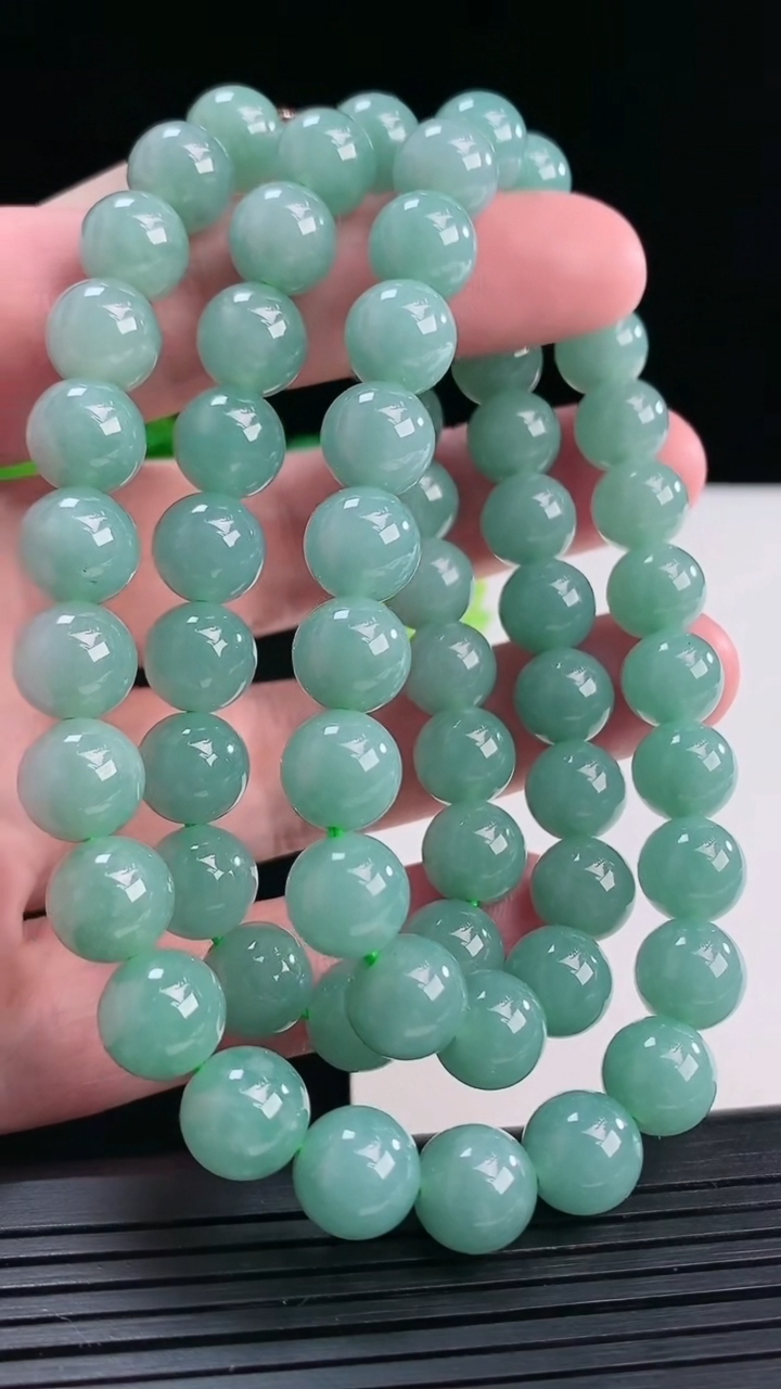 天然A货翡翠飘花圆珠项链，尺寸9.6-65颗重量:107.29g4月12日
工厂直销收藏佳品,种好水足，色泽均匀，有种有色，上手高大气！