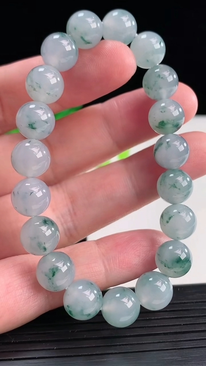天然A货翡翠种飘花圆珠手串，尺寸10-19颗重量:32.83g4月12日
工厂直销收藏佳品,种好水足，色泽均匀，有种有色，上手高大气！