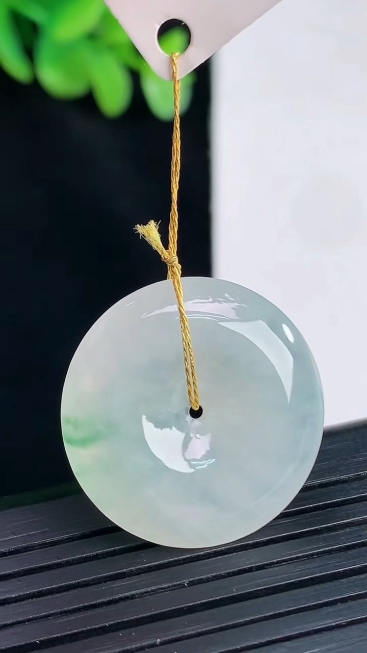 天然A货翡翠飘花平安扣吊坠，尺寸25-5重量:6.24g
4月12日