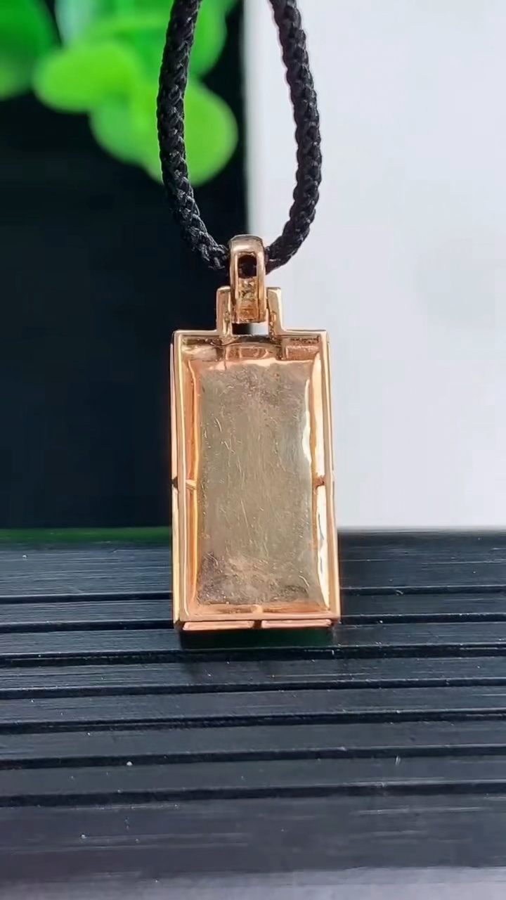 天然A货翡翠无事牌吊坠尺寸18.3-9.9-5.3重量:2.86g
4月12日