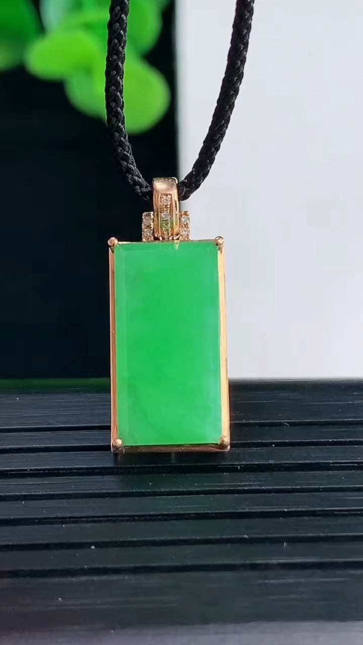 天然A货翡翠无事牌吊坠尺寸18.3-9.9-5.3重量:2.86g
4月12日