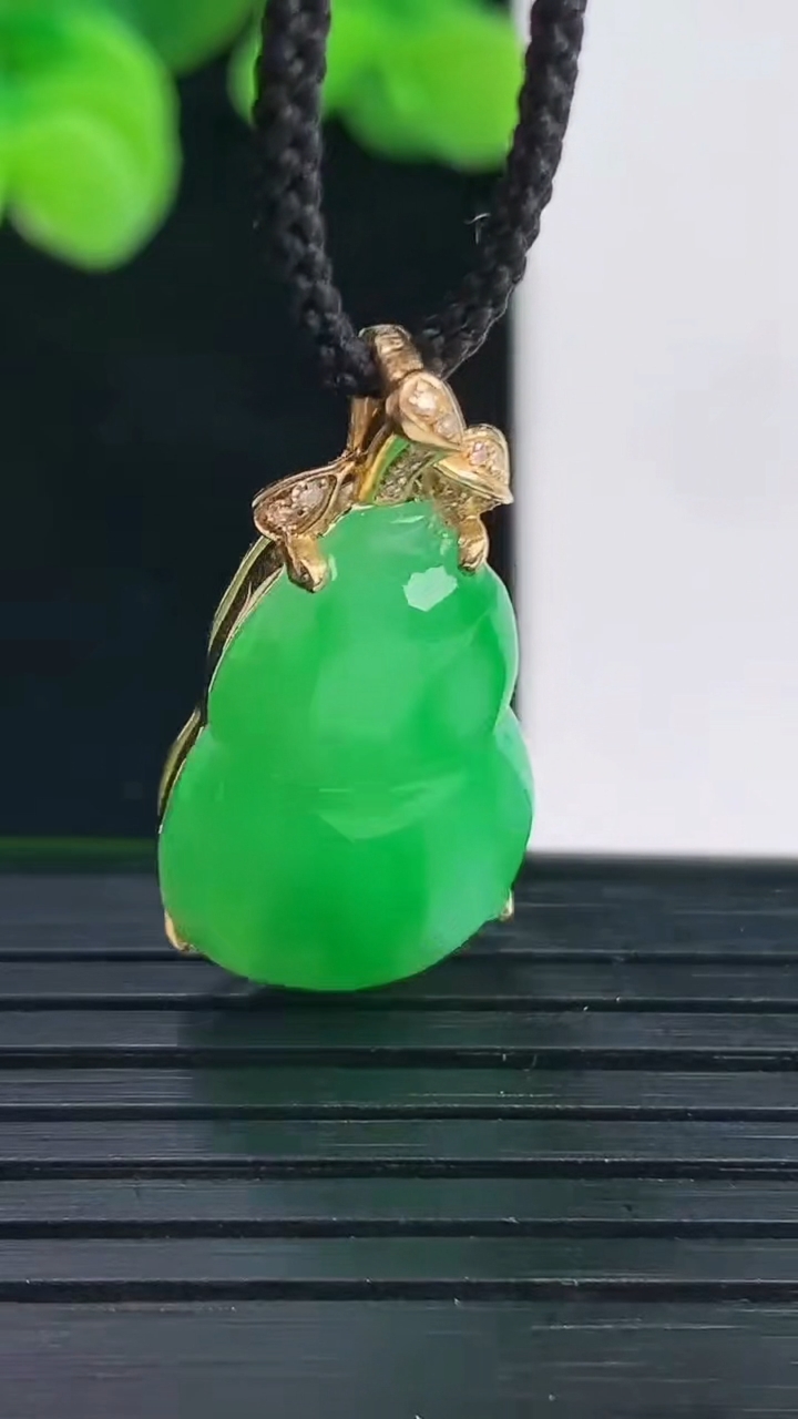 天然A货翡翠葫芦吊坠尺寸27.7-14-6.5重量:3.62g
4月12日