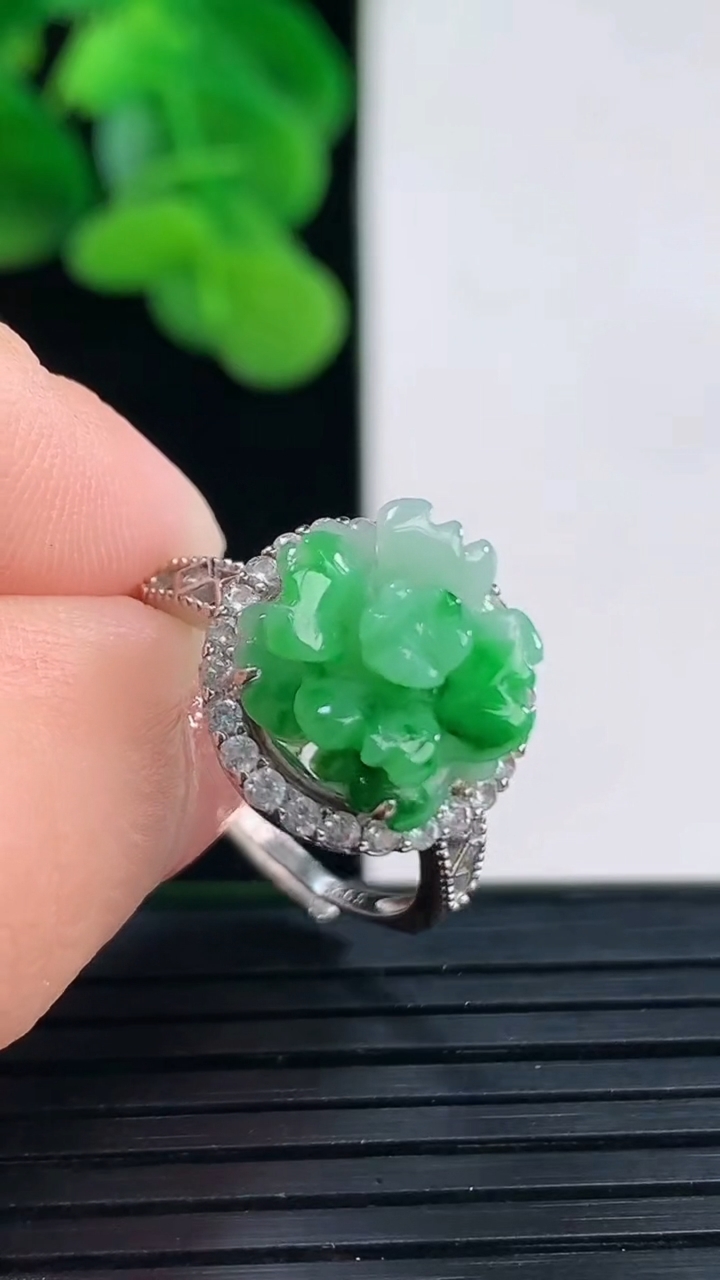 天然A货翡翠莲花戒指 可调节尺寸11.5重量:2.93g2026年4月12日
工厂直销收藏佳品,种好水足，色泽均匀，有种有色，上手高大气！