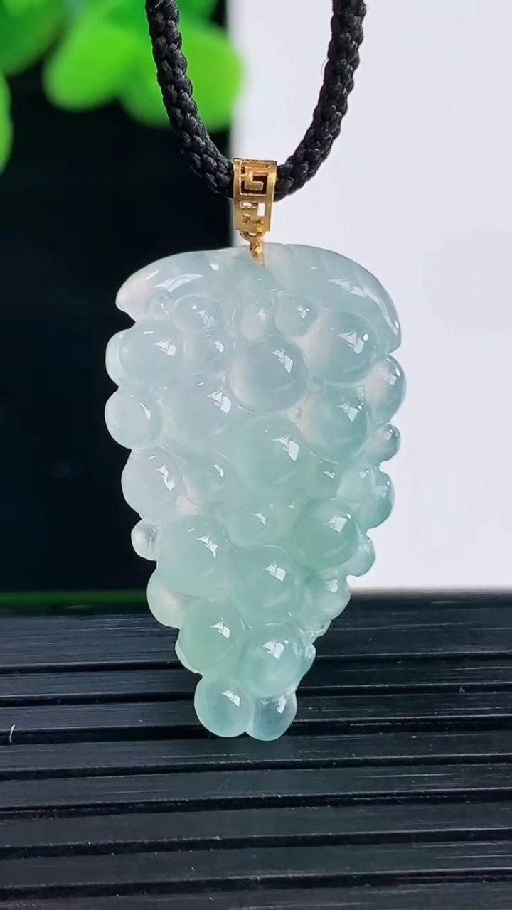 天然A货翡翠多子多福 葡萄吊坠尺28.2-17.2-5.9重量:4.52g
4月12日