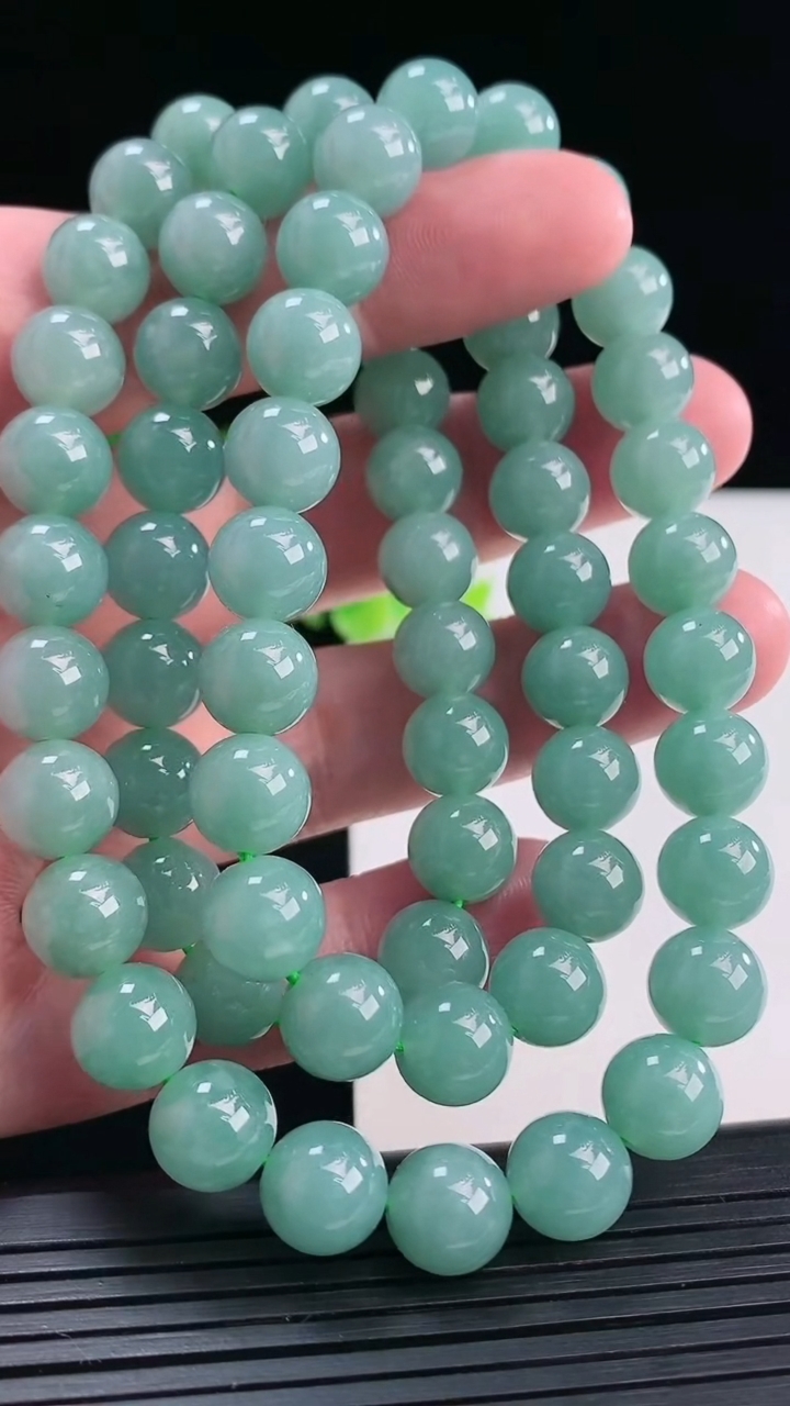 天然A货翡翠飘花圆珠项链，尺寸9.6-65颗重量:107.29g4月12日
工厂直销收藏佳品,种好水足，色泽均匀，有种有色，上手高大气！