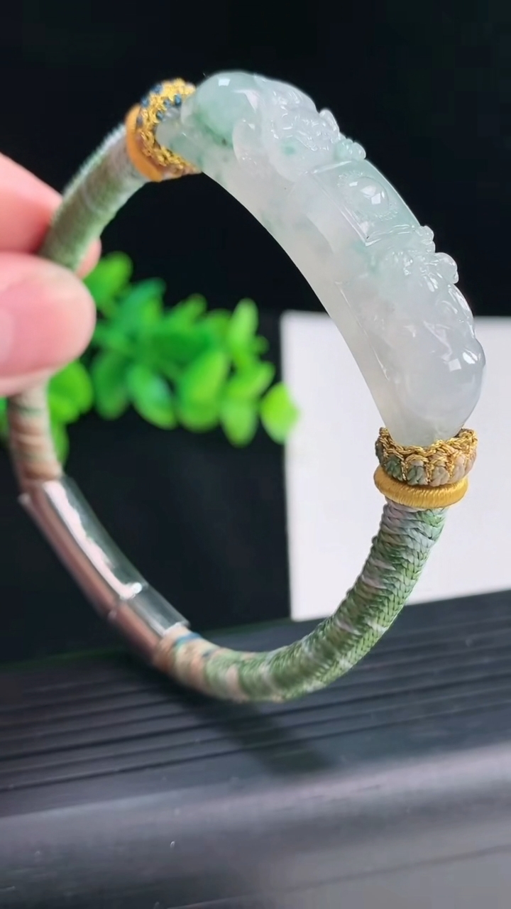 天然A货翡翠飘花貔貅手牌，尺寸47.5-10-10重量:21.29g
4月12日